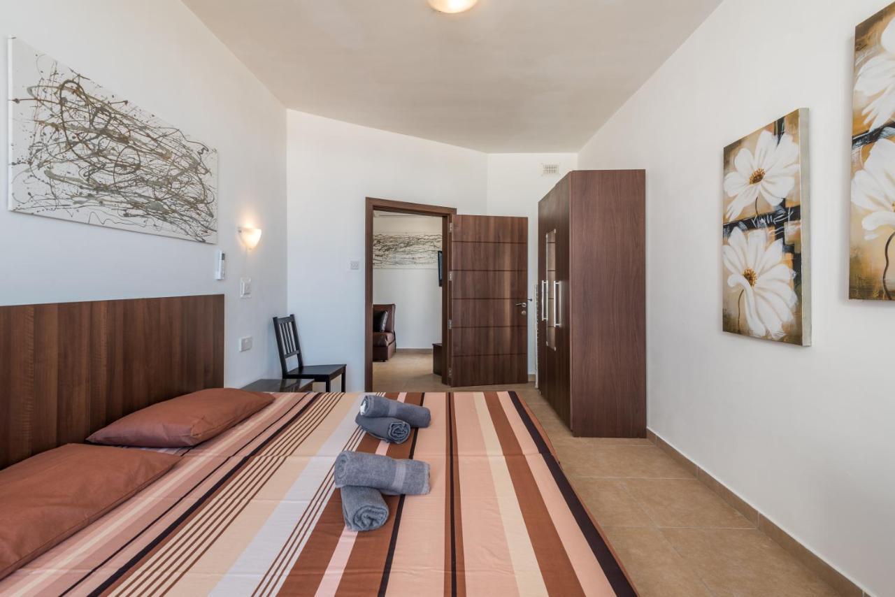 Seashells 2 Bedroom Apartment With Sunny Terrace With Stunning Sea Views - By Getawaysmalta Сейнт Полс Бей Екстериор снимка