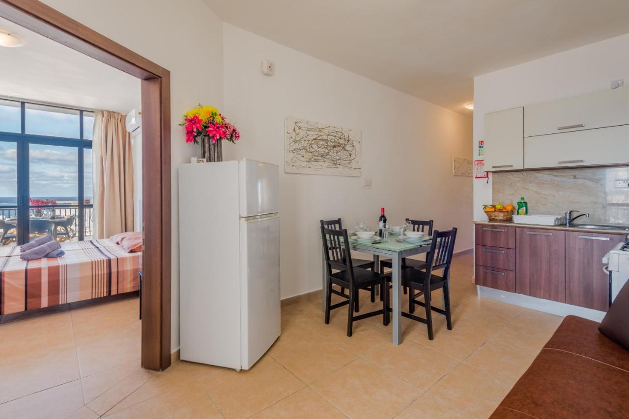 Seashells 2 Bedroom Apartment With Sunny Terrace With Stunning Sea Views - By Getawaysmalta Сейнт Полс Бей Екстериор снимка